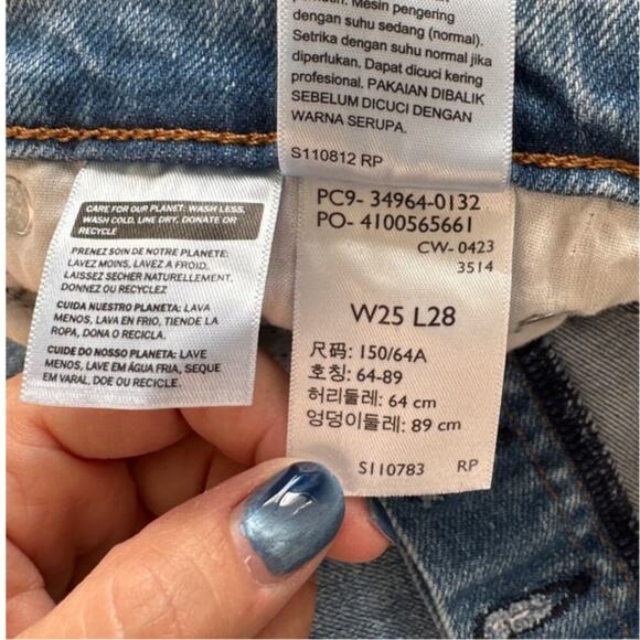 Levi's Women's Wedgie Straight Fit jeans, Size 25 x 28, EUC - Picture 3 of 5
